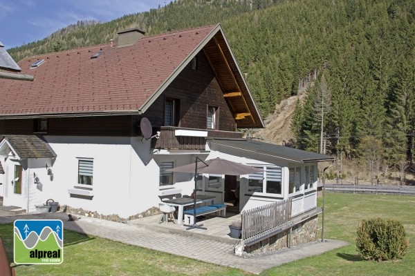 Vakantiehuis met appartement en bijgebouwen Turrach Steiermark Oostenrijk